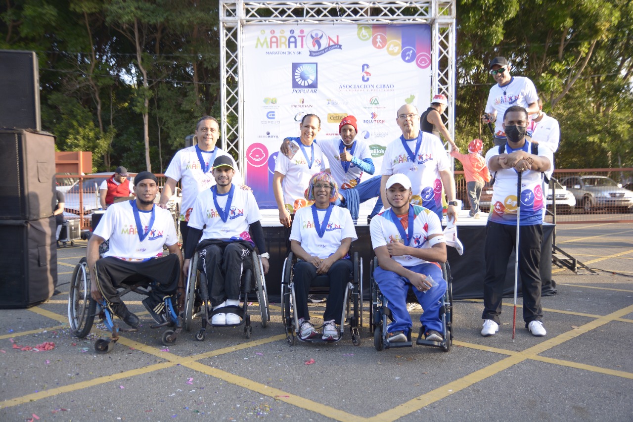 Personas con distintas discapacidades participan en maratón