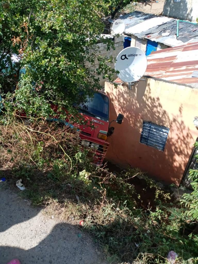 Camión del Ayuntamiento de Haina cae por tramo afectado y afecta viviendas.