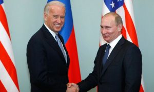 Putin felicita el Año Nuevo a Biden y confía en diálogo eficaz con EEUU