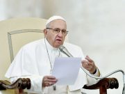 El papa critica la reducción de inversión en educación y la subida en armas