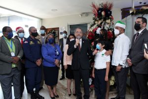 El director de Pasaportes inicia la Navidad compartiendo con usuarios