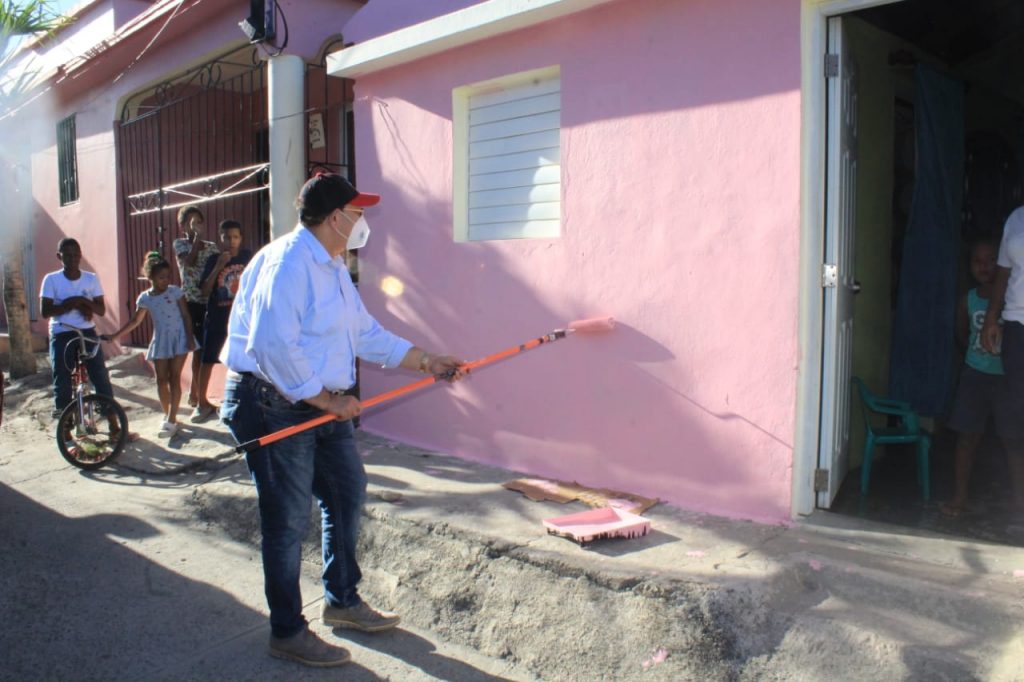 Senador Cristóbal Castillo inicia programa "Pinta tu Barrio" por el sector Punta de Garza, en Hato Mayor del Rey