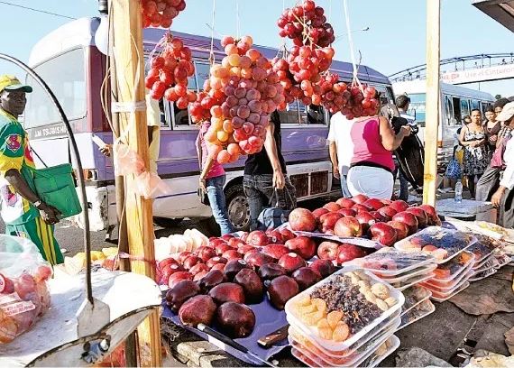 Acuden a mercados en busca de productos para Nochebuena y Navidad