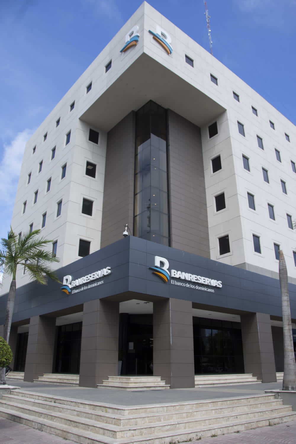 Calificadora Fitch Ratings mejora perspectiva de Banreservas