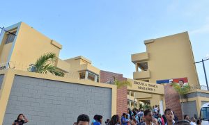 Tres niños y dos policías atropellados frente a la escuela Marañón I