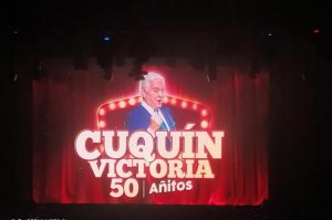 Entre risas y aplausos Cuquin celebra la victoria de haber llegado a sus 50 años
