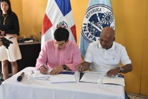 Director del INAPA, y comunitarios del barrio Moscú firman acuerdo