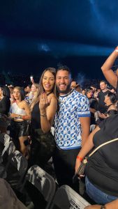 Pelotero y su novia dan un sí al amor en pleno concierto de 