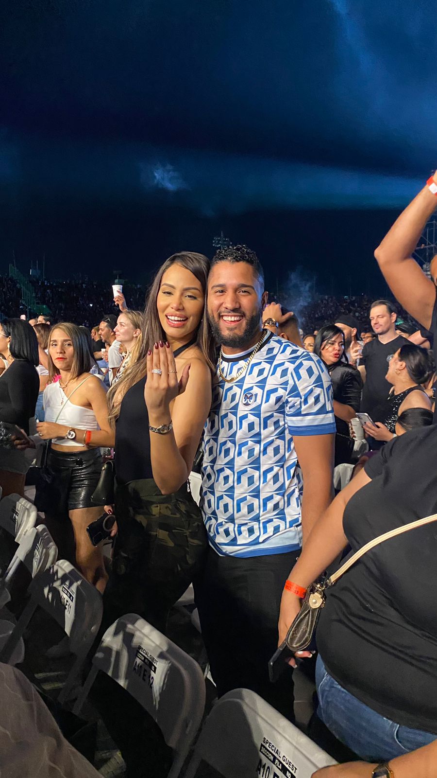 Pelotero y su novia dan un sí al amor en pleno concierto de "Aventura"