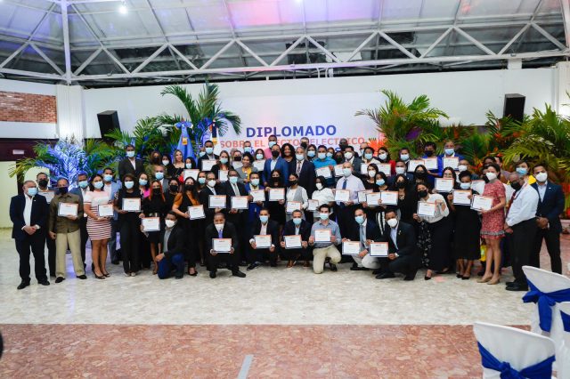 Edesur gradúa 156 periodistas y comunicadores en su 1er. Diplomado