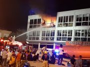 Incendio consumió almacén de muebles en Santo Domingo Este