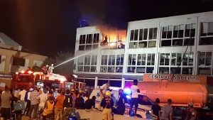 Incendio consumió almacén de muebles en Santo Domingo Este