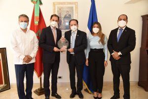 Viceministro Hugo Rivera recibe reconocimiento de de Marruecos