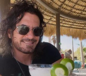 El actor Mario Cimarro disfruta de las bellezas de Puerto Plata