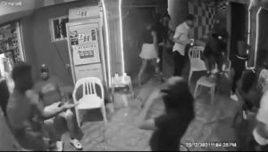Policía suspende a raso captado en video agrediendo a una mujer