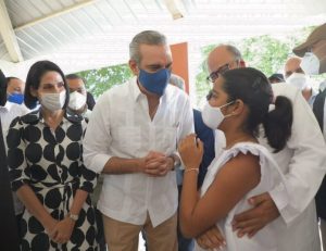 Abinader agradece al personal de salud por dedicación en vacunación