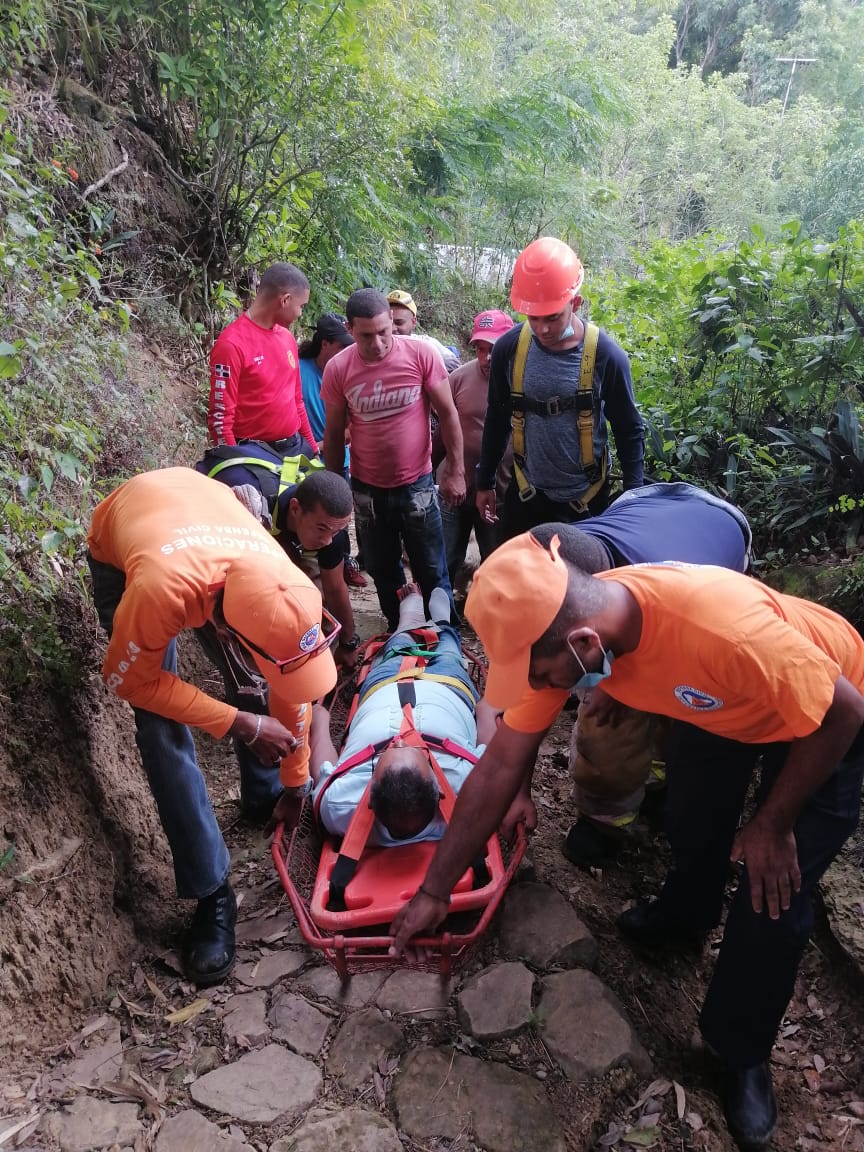 Rescatan hombre cayó por barranco en Palo Quemado-Santiago