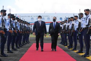 Presidentes de Panamá y Costa Rica llegan al país