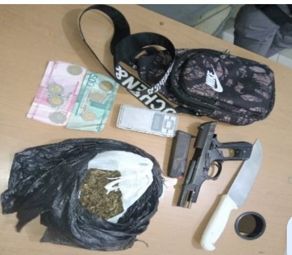 Apresan en Bahoruco hombre con supuesta pistola y droga