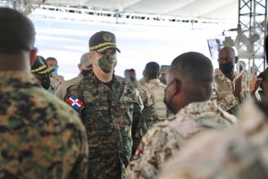 Abinader almuerza con tropas del Ejército vestido de militar