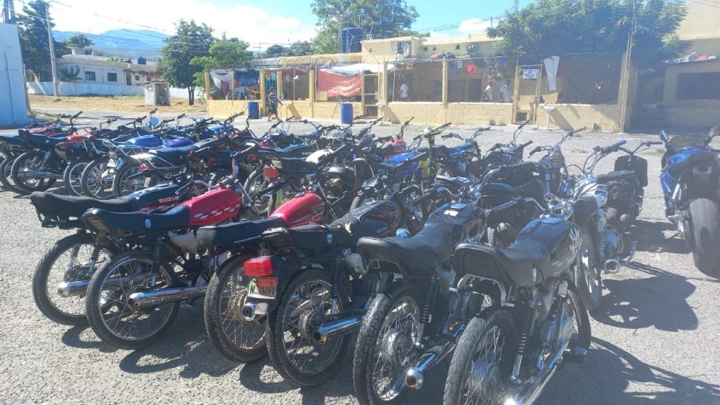 Retiene en la región Enriquillo 74 motocicletas, 15 vehículos robado