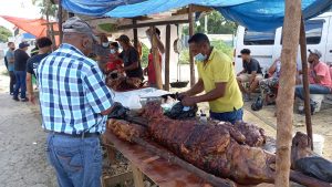 Los comerciantes de cerdo asado explicaron que aunque las ventas para Año Nuevo suelen bajar, en comparación con la de Nochebuena. Foto: Danny Polanco