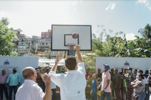 Ministro Carlos Bonilla entrega Parque en el sector La Puya