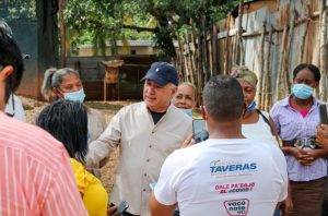 Senador Antonio Taveras supervisa trabajos de asfaltado y bacheo en  sectores de Santo Domingo Norte