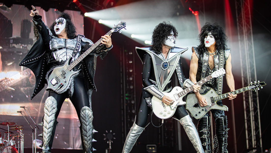 "Apuesto, poderoso y atractivo": Gene Simmons de Kiss elogia al recolector de basura mexicano que se hizo viral por trabajar disfrazado como el músico