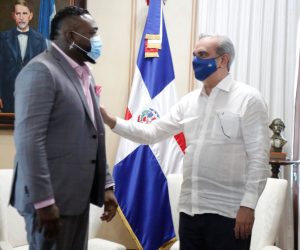 Abinader recibe a David Ortiz en el Palacio Nacional