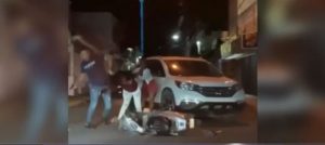 En las imágenes muestran cuando el individuo, quien se desplazaba en una Jeepeta, acompañado de una joven, se desmonta del vehículo con un arma de fuego en la mano,