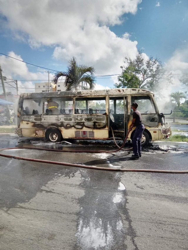 Se incendia un autobús en plena avenida en La Romana