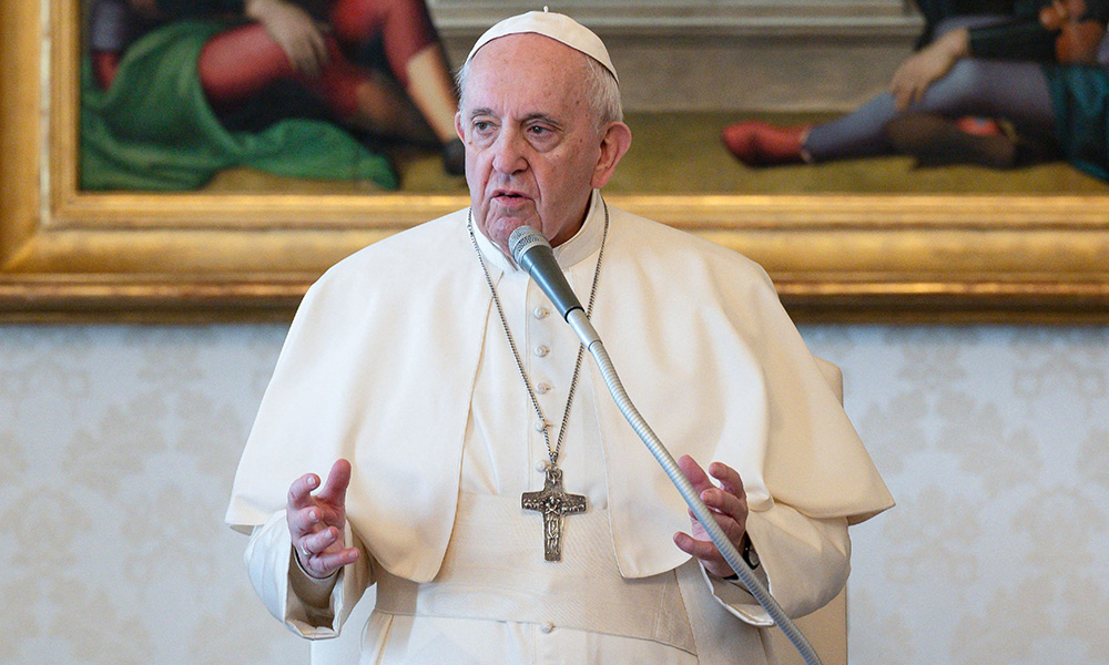 El papa afirma que pagar impuestos es señal de legalidad y justicia