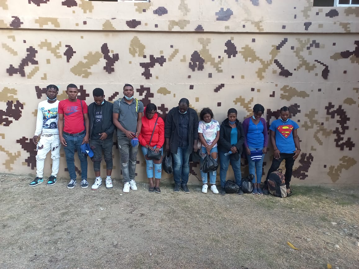 Detiene autobús que transportaba 21 haitianos en estatus migratorio