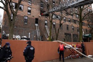 Ofrecen servicios para afectados por mortal fuego en El Bronx; alertan sobre estafas