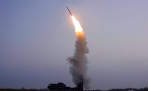 Corea del Norte dispara misil balístico hacia el Mar de Japón, según Seúl