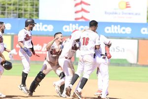 Los jugadores de Panamá celebran con júbilo su triunfo 3 por 2 sobre Puerto Rico