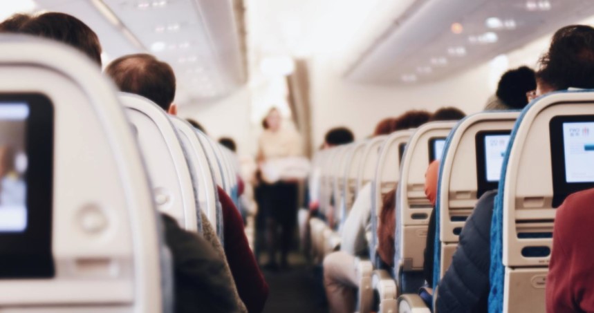 "Tenemos covid… shh": un pasajero de avión sorprende a una mujer