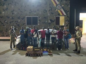 Ocupan carro con 10 ilegales y contrabando de bebidas alcohólicas