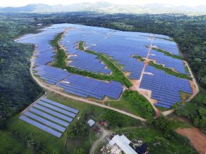 La energía renovable es amigable con el medioambiente porque contribuye a la descarbonización del planeta