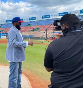 Vladimir Guerrero en la grabación del comercial.