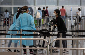 Hong Kong prohíbe escalas de vuelos procedentes de más de cien países