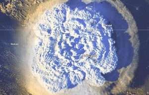 Una imagen satelital entregada por los Servicios Meteorológicos de Tonga, Gobierno de Tonga, muestra una erupción explosiva del volcán Hunga Tonga-Hunga Haapai, (EFE)