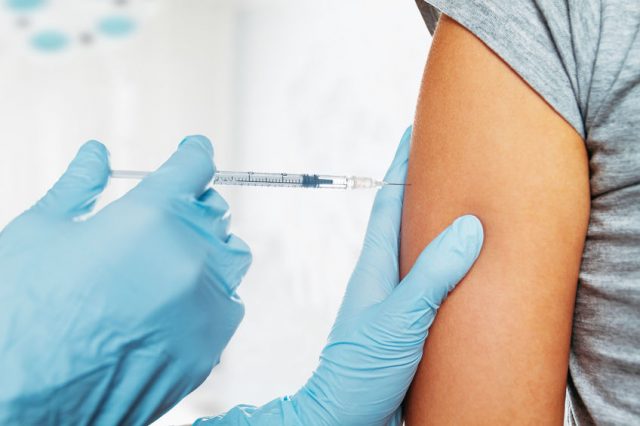 Las vacunas de refuerzo evitan en un 80% que ómicron provoque casos graves