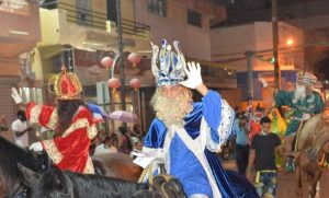 Los Reyes Magos culminaron a pie el tradicional desfile por el DN