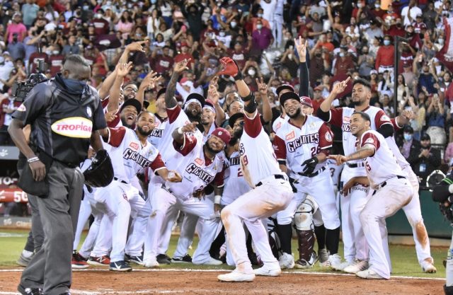 El poder de Ozuna da la corona del béisbol dominicano a los Gigantes