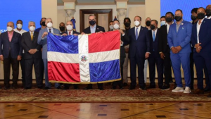 Abinader entrega bandera a los Gigantes de cara a la Serie del Caribe