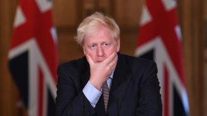 Boris Johnson afronta presiones para terminar restricciones de la covid-19
