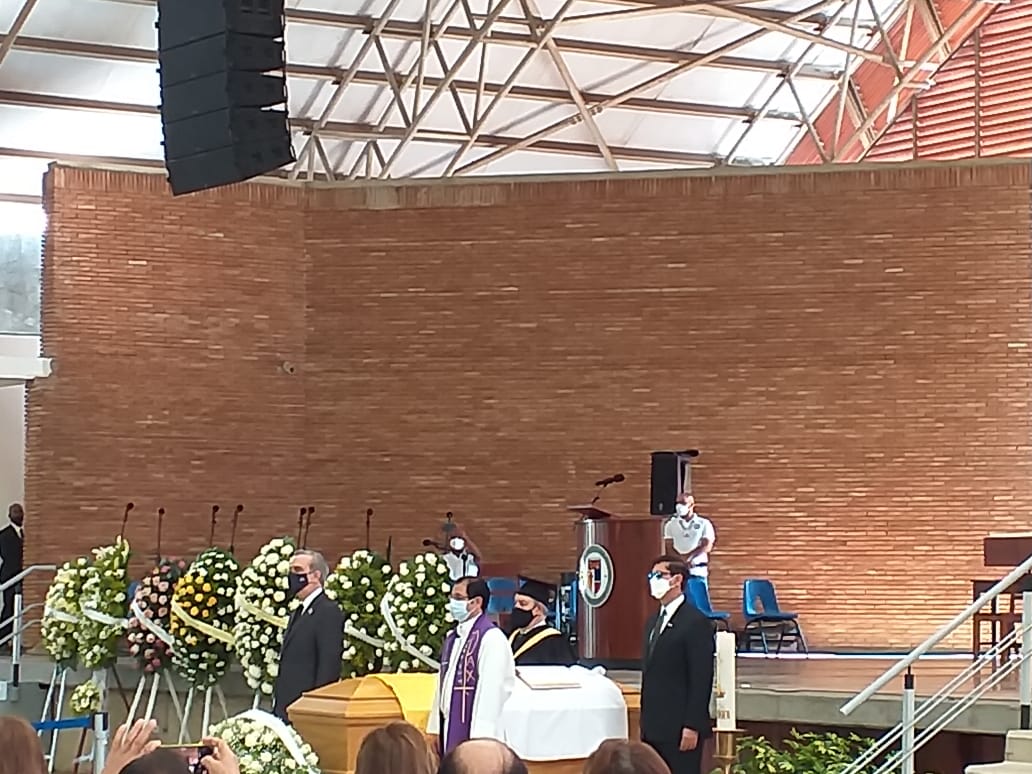 Durante varios minutos rindió honor frente al féretro de Núñez Collado junto al rector Secilio Espinal, el vice rector David Alvarez y el empresario Manuel Estrella, egresado de la PUCMM.