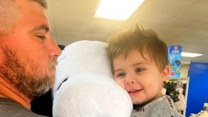 El pequeño Brandon Dahl, de 2 años, despertó a sus padres quienes habían perdido el olfato por el COVID-19 y les alertó del fuego justo a tiempo para poder escapar. Fotos: Nathan Dahl/GoodMorningAmerica